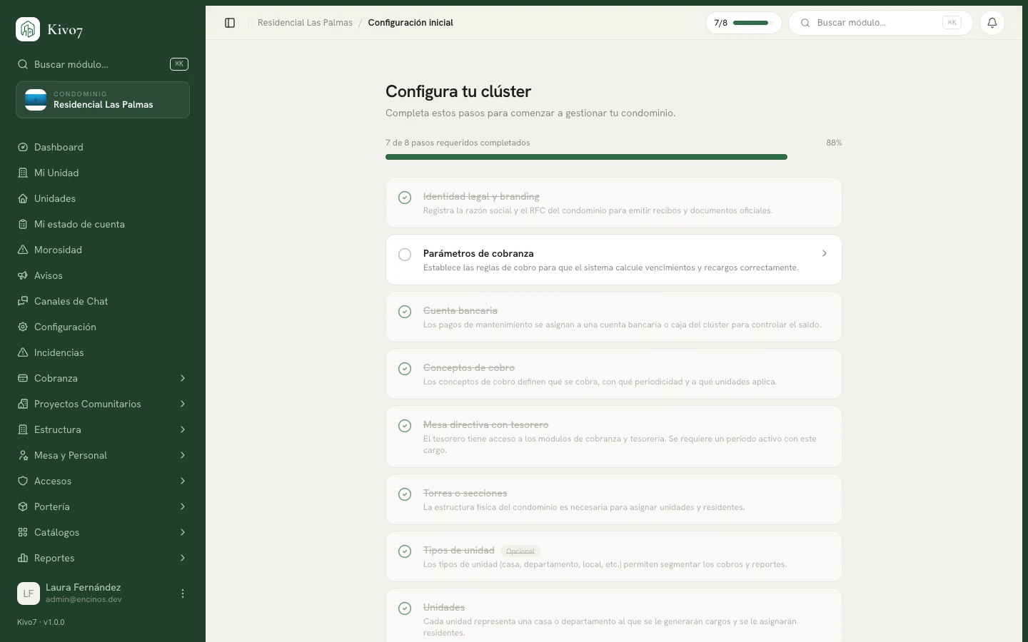 Pantalla «Configura tu condominio» de Kivo7, con la barra de progreso en 7 de 8 pasos y la lista de pasos: identidad legal, parámetros de cobranza, cuenta bancaria, conceptos de cobro, mesa directiva con tesorero, torres o secciones, tipos de unidad y unidades.