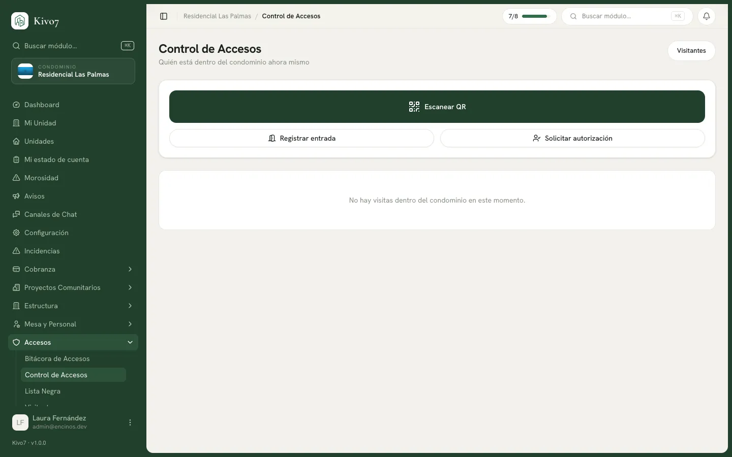 Pantalla de Control de Accesos de Kivo7, la vista de caseta con las visitas que están dentro del condominio y los botones para escanear QR, registrar entrada y solicitar autorización.